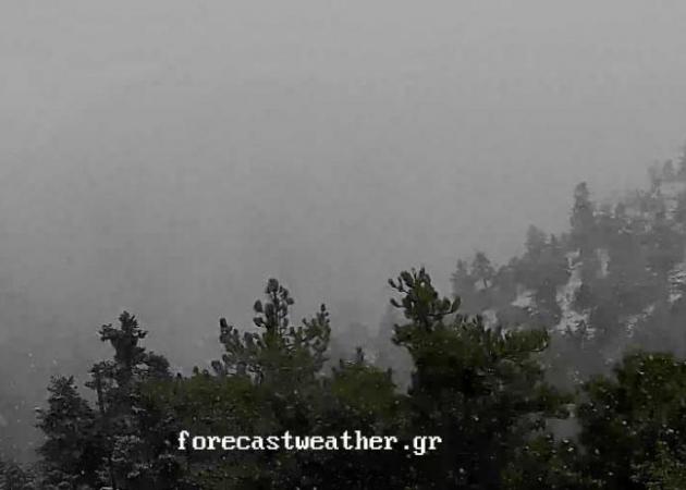 Καιρός: Ο χειμώνας είναι εδώ – Χιονίζει στην Πάρνηθα [pics]