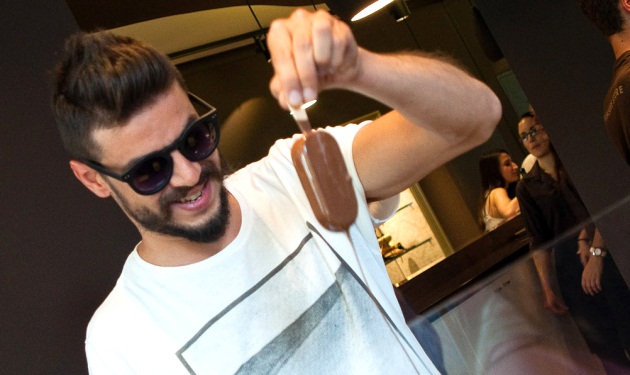 Λεωνίδας Καλφαγιάννης: Τον ”τσακώσαμε” να τρώει πάλι παγωτό! Φωτογραφίες