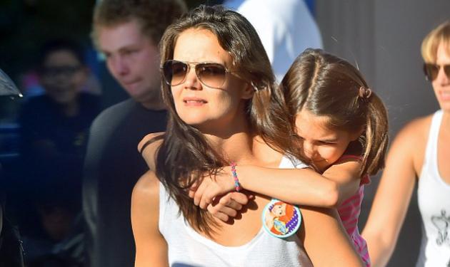 Katie Holmes: Αγκαλιά με την κόρη της Suri στην Disneyland!