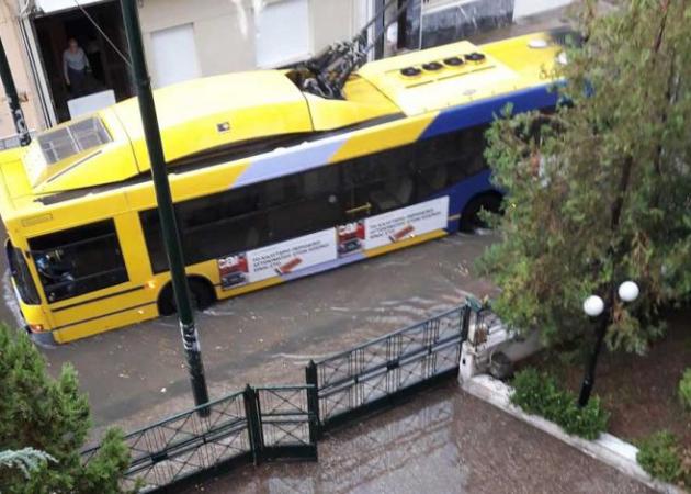 Καιρός: Σε επιφυλακή όλος ο κρατικός μηχανισμός για το κύμα κακοκαιρίας που χτυπάει Αθήνα και Θεσσαλονίκη