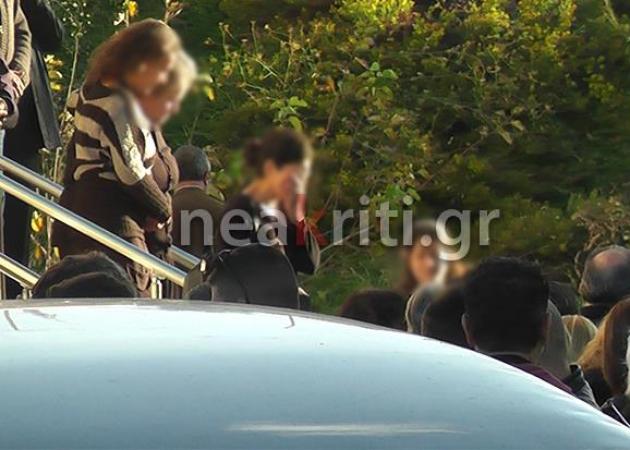 Ρέθυμνο: Οδύνη στις κηδείες των δύο αδερφών – Συγκλονίζουν τα δάκρυα της αδερφής τους [pics, vids]