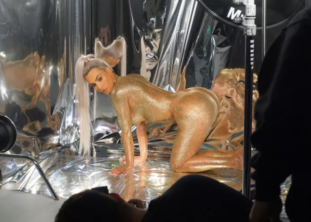 Κim Kardashian: Πάλι γυμνή μονο με χρυσόσκονη! Η πόζα που προκάλεσε… χαμό [Pics]