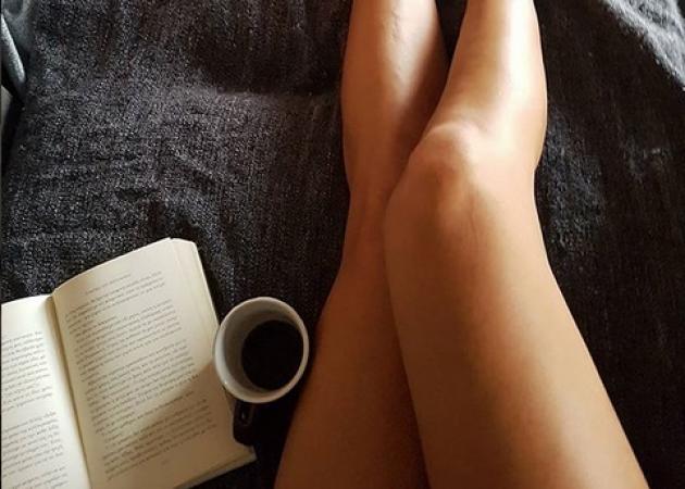 Πρώην παίχτρια του Survivor διαβάζει το βιβλίο της κι αναστατώνει το Instagram με τα καλλίγραμμα πόδια της!