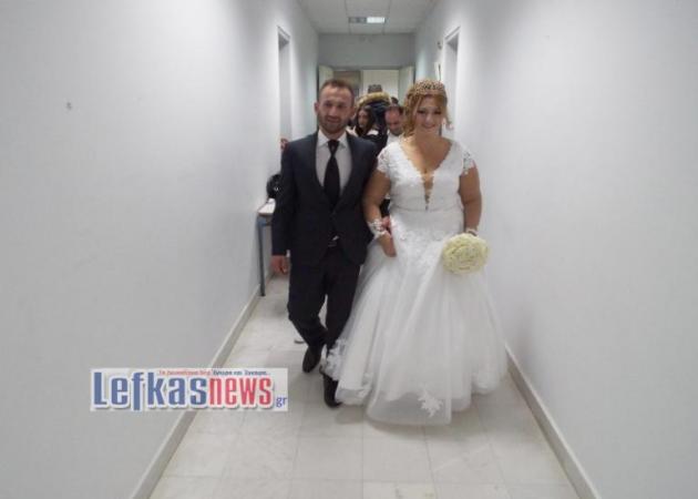 Λευκάδα: Ο γαμπρός και η νύφη τους «κούφαναν» αμέσως μετά το γάμο – Από την εκκλησία στις κάλπες [pics, vid]