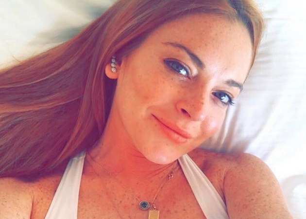 Lindsay Lohan: Κάνοντας ηλιοθεραπεία στο Λαγονήσι [pics]