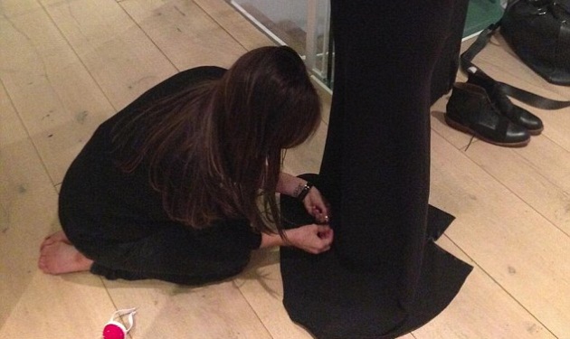 Victoria Beckham: Σκυμμένη στα γόνατα, φροντίζει τουαλέτα διάσημης star!