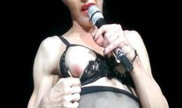 Η Madonna έδειξε το στήθος της σε 50.000 Τούρκους!