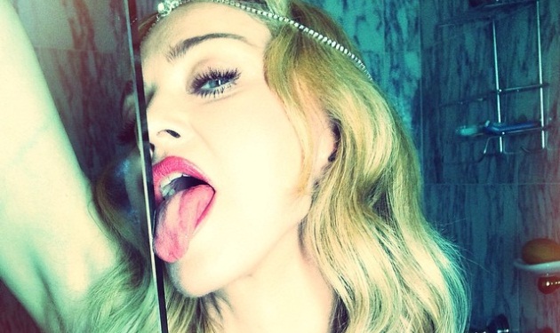 Η Madonna ποζάρει αλά Miley Cyrus στο μπάνιο της!