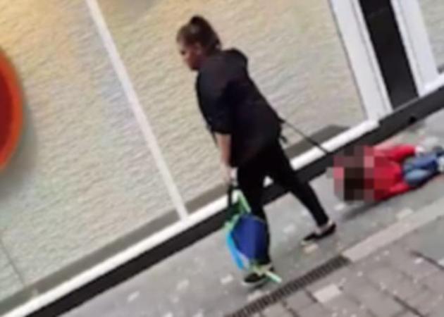 Απίστευτο! “Μάνα” σέρνει το παιδί της με λουρί στο δρόμο! VIDEO