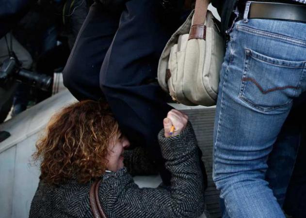 Κάρφωνε με στυλό τον φονιά της κόρης της φωνάζοντας «Θάνατος! Δεν θα ζήσεις!» – Ξύλο και βρισιές στα δικαστήρια από την οικογένεια της Δώρας