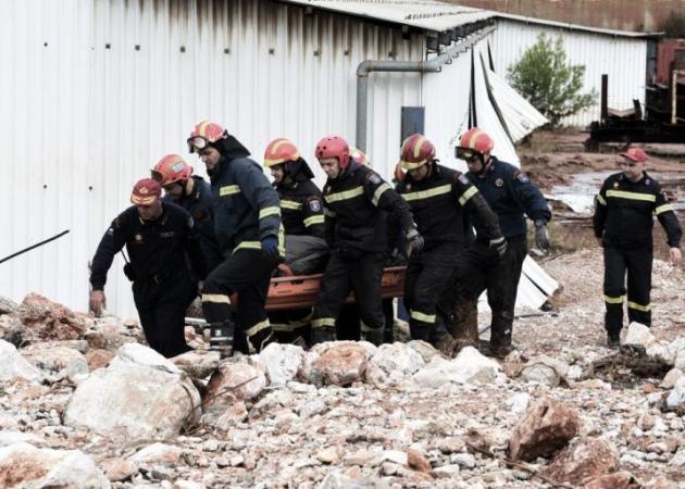 Μάνδρα: Τραγικές εικόνες! Η ανάσυρση του νεκρού άνδρα από τις λάσπες και τα μπάζα