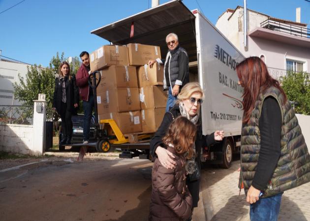 Μαριάννα Βαρδινογιάννη: Κοντά στους κατοίκους της Μάνδρας