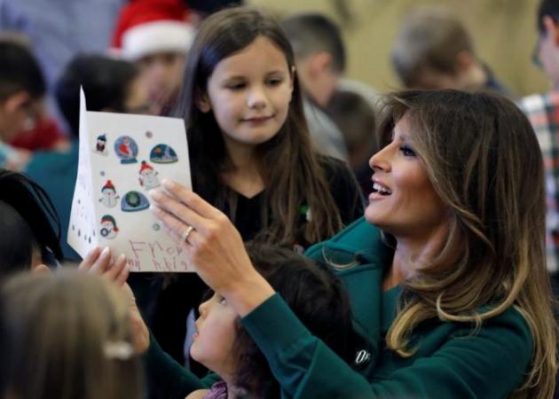 Μελάνια Τραμπ: Κοντά στα παιδιά – Μοίρασε δώρα φορώντας ψηλοτάκουνες μπότες και το “απόλυτο” παλτό [pics, vids]