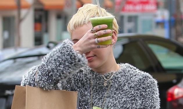 Miley Cyrus: Κυκλοφορεί με πράσινο χυμό στο χέρι! Αποφάσισε να αλλάξει τρόπο ζωής;