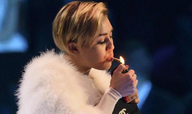 Η σέξι, Miley Cyrus, άναψε ύποπτο τσιγάρο στη σκηνή των MTV Awards 2013! Φωτό και βίντεο