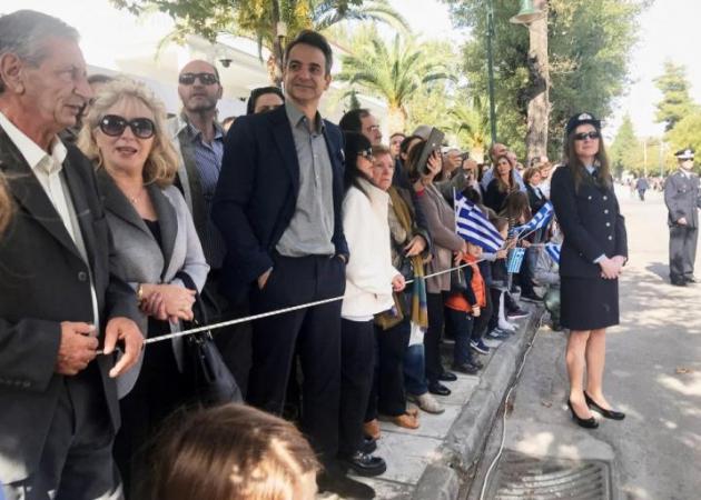 Περήφανος μπαμπάς ο Κυριάκος Μητσοτάκης! Είδε την κόρη του να κάνει παρέλαση [pics]