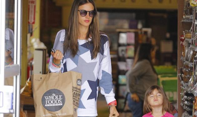 Σε κάποια δεν αρέσουν τα ψώνια! Η κόρη της Αlessandra Ambrosio βαριέται τις βόλτες και το δείχνει