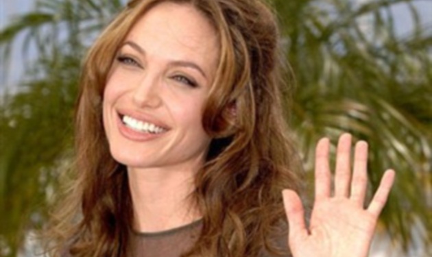 Angelina Jolie: Θα κάνει πλαστική πριν το γάμο της με τον Brad Pitt;