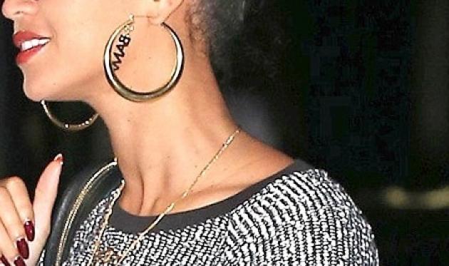 Ποια τραγουδίστρια υποστηρίζει τον Obama φορώντας αυτά σκουλαρίκια;