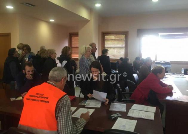 Μάνδρα: Τους ζητούν φωτογραφίες τώρα που καθάρισαν τα σπίτια τους από τη φονική πλημμύρα