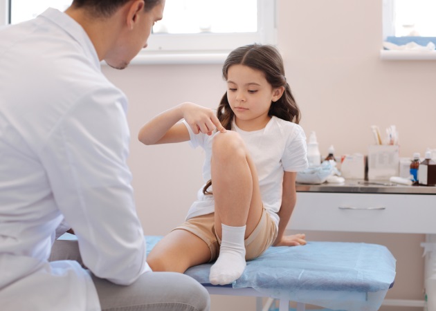 Γιατί πονάνε τα πόδια του παιδιού όταν ψηλώνει; Ο Δρ. Σπύρος Μαζάνης σου εξηγεί