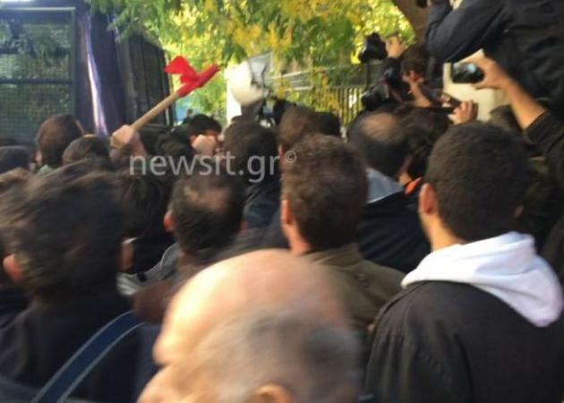 Άγρια επεισόδια διαδηλωτών του ΠΑΜΕ και αστυνομικών πάνω από το Μαξίμου!