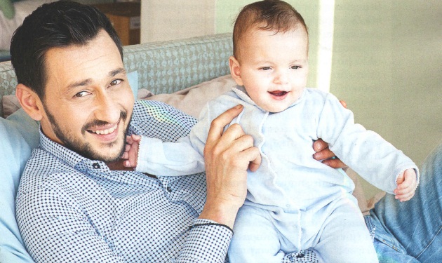 Πάνος Καλλίδης: Η πρώτη επίσημη φωτογράφιση με τον 6 μηνών γιο του!