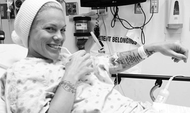 Pink: Aνεβάζει στο twitter φωτογραφίες της μέσα από το νοσοκομείο