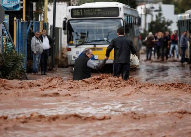 Οι καλλιτέχνες στο πλευρό των κατοίκων της Μάνδρας