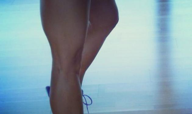Ελληνίδα παρουσιάστρια μας δείχνει τα καλογυμνασμένα πόδια της!