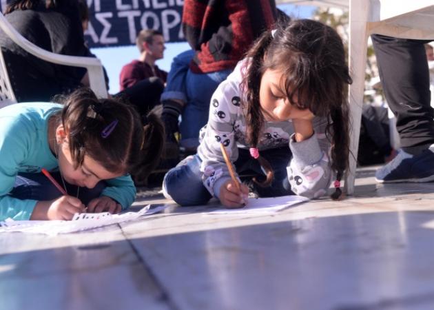 TLIFE Φωτορεπορτάζ: Τα παιδιά των προσφύγων που κάνουν απεργία πείνας στο Σύνταγμα