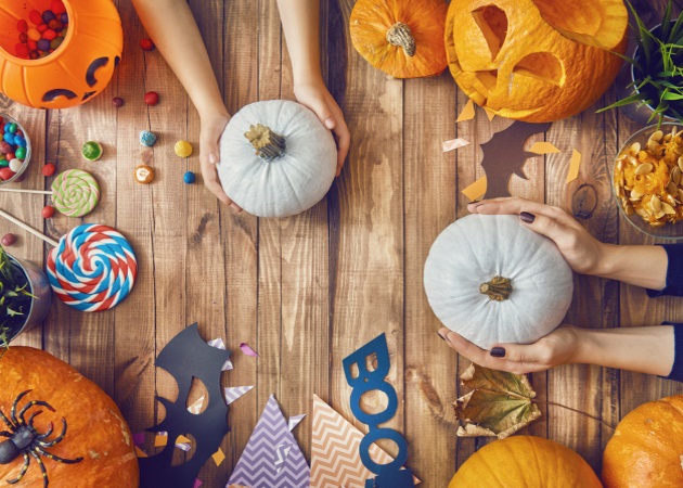 Halloween: Πώς να φτιάξεις τις πιο ευφάνταστες και εντυπωσιακές κολοκύθες με τα παιδιά