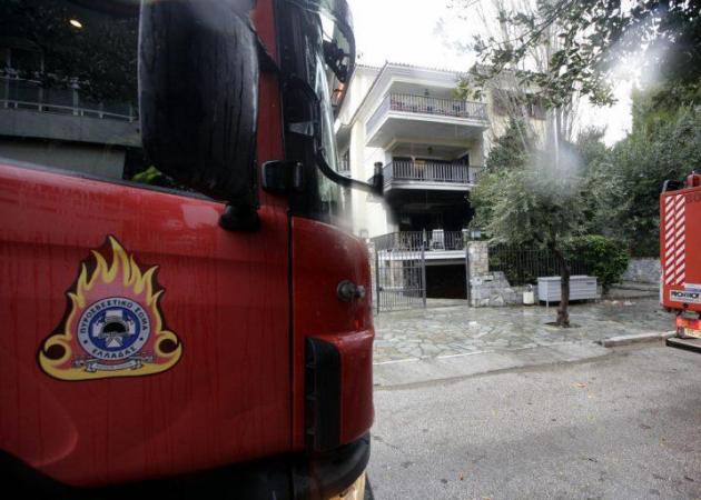 Συναγερμός στο Μαρούσι: Έβαλε φωτιά στο διαμέρισμα του και ταμπουρώθηκε μέσα