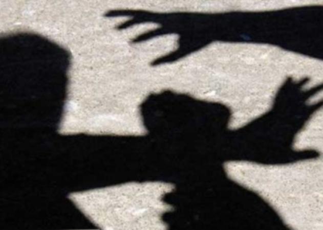 «Γνωστός δημοσιογράφος πήγε να με βιάσει έξω από το σπίτι μου»