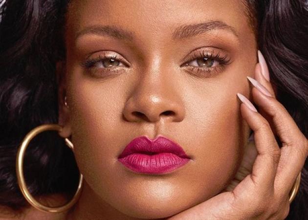 Whaaaat? Η Rihanna φόρεσε κάλτσες που στοιχίζουν 1.130 ευρώ!