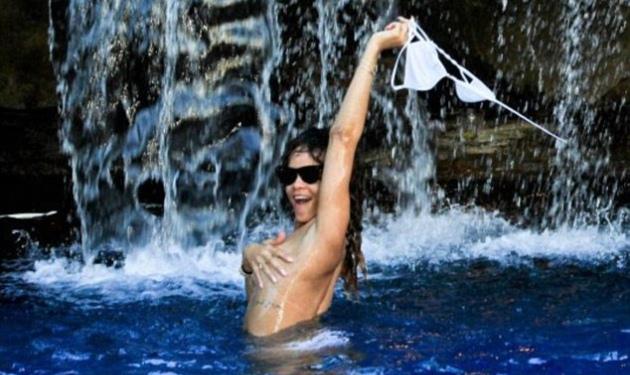Rihanna: Κάνει μπάνιο topless στη Χαβάη! Δες φωτογραφίες