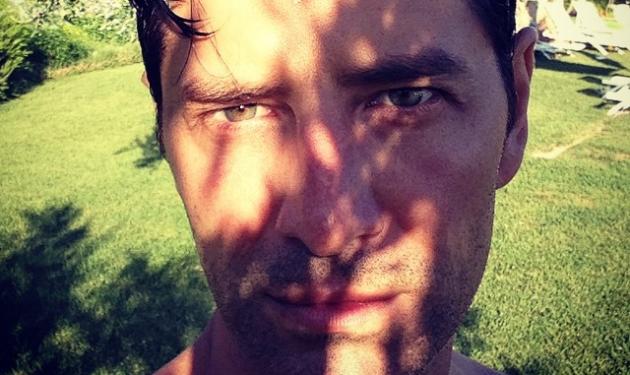 Σάκης Ρουβάς: Τρελαίνει τις θαυμάστριες του με την selfie του από τον νέο καλοκαιρινό του προορισμό!