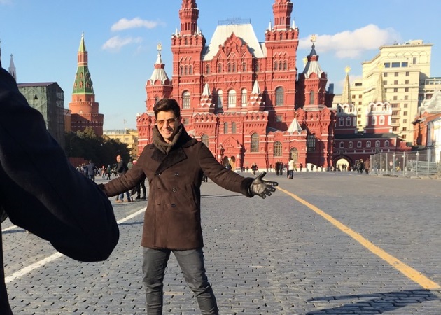Σάκης Ρουβάς: Ξεσήκωσε την Κόκκινη Πλατεία! Καρέ καρέ όσα κάνει στη Μόσχα