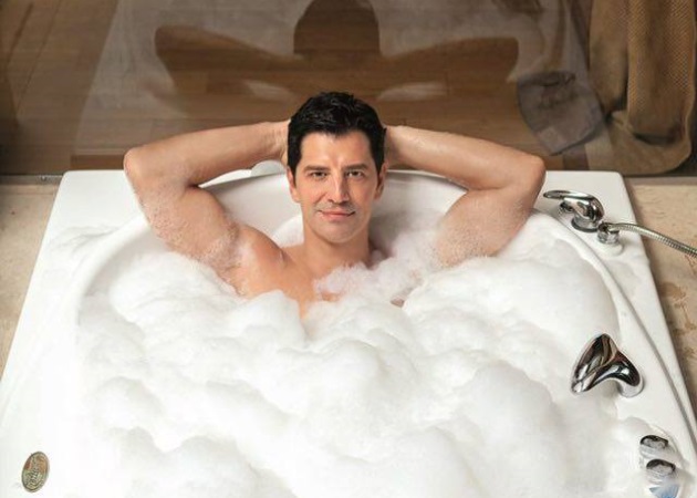 Ο Σάκης Ρουβάς ποζάρει γυμνός στη μπανιέρα!
