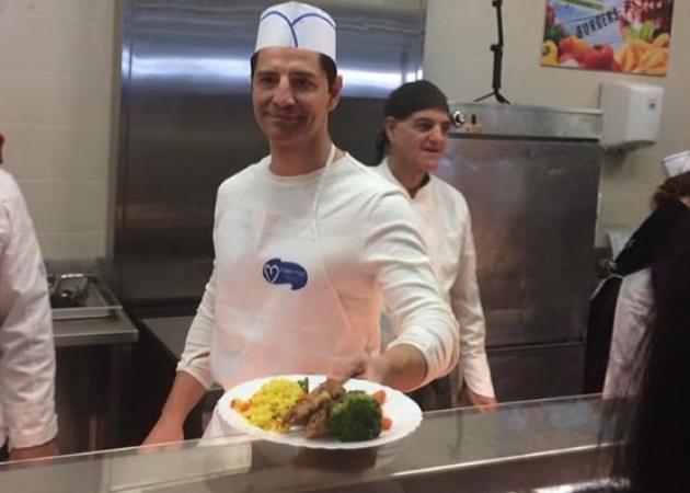Σάκης Ρουβάς: Έβαλε στολή σερβιτόρου και σερβίρει φαγητό! [vid]