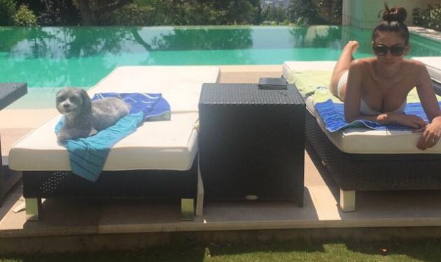 Georgia Salpa: Η Ελληνίδα καλλονή κάνει ηλιοθερεπεία στην πισίνα μαζί με τον σκύλο της!