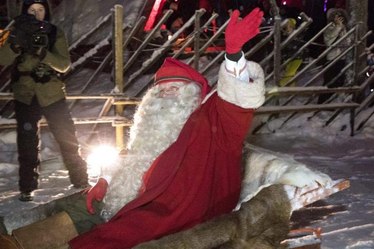 Άγιος Βασίλης: Μοιράζει δώρα… live! Δείτε πού βρίσκεται τώρα!