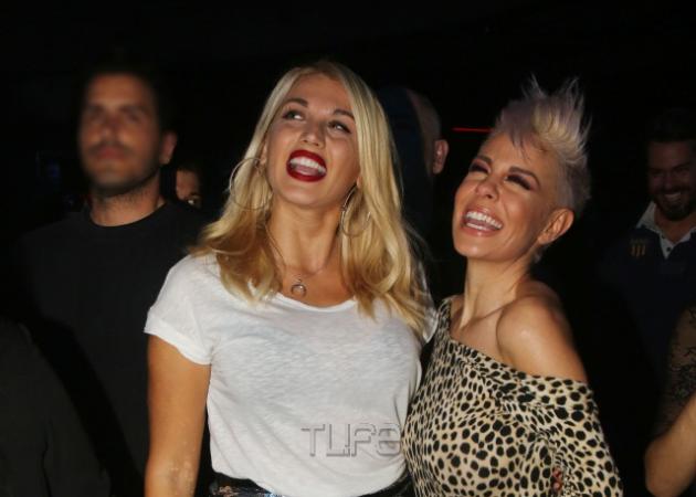 Κωνσταντίνα Σπυροπούλου: Νυχτοπερπατήματα με σέξι μίνι φούστα! [pics]