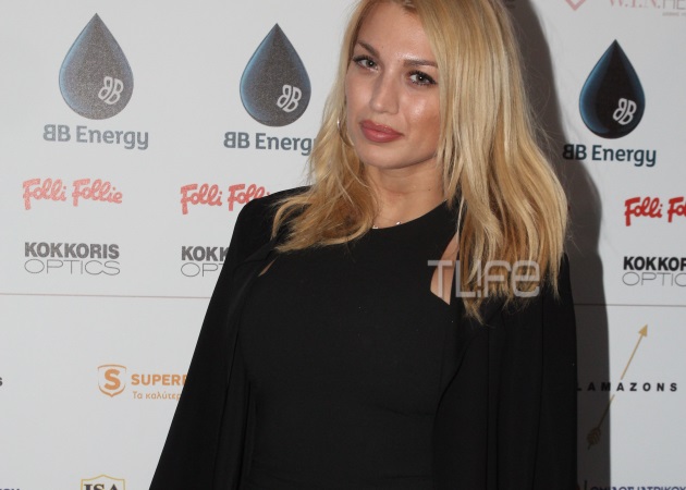 Κωνσταντίνα Σπυροπούλου: Με total black look σε κοσμική εκδήλωση