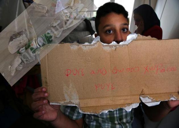 Στόχος ρατσιστών ένα παιδί – Πέτρες και μπουκάλια από άνανδρους στο σπίτι του 11χρονου Αμίρ που είχε κληρωθεί να κρατήσει την ελληνική σημαία