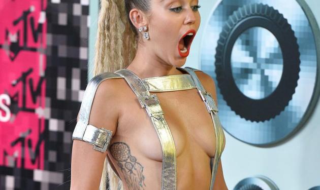 Miley Cyrus: Γυμνή στα MTV Awards όσα… ρούχα κι αν φόρεσε! Φωτογραφίες