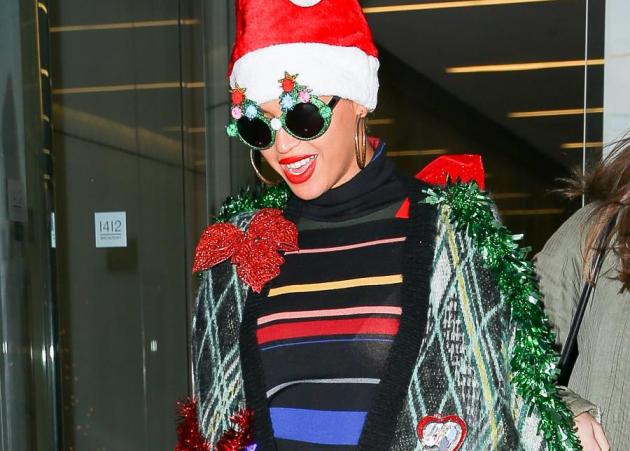 Ποια διάσημη τραγουδίστρια μεταμορφώθηκε… κυριολεκτικά σε χριστουγεννιάτικο δέντρο; Φωτογραφίες