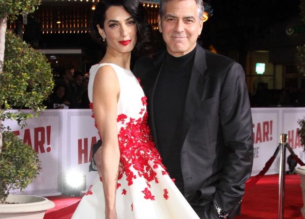 Amal Clooney: Έκλεψε τις εντυπώσεις στο κόκκινο χαλί με το φόρεμά της και τα φιλιά της στον άντρα της! Φωτογραφίες