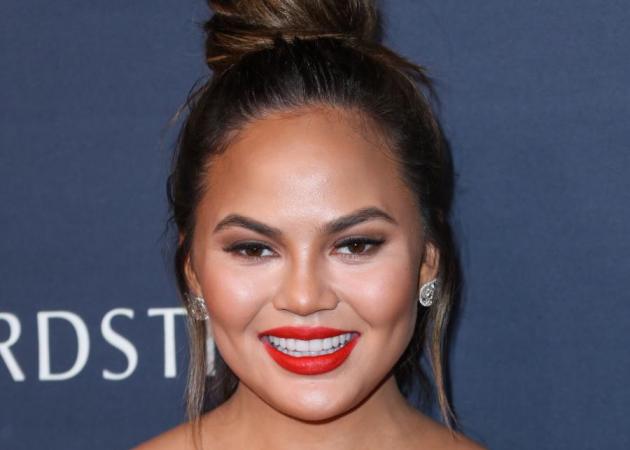 H Chrissy Teigen έκανε curtain bangs και έπεισε και εμάς!