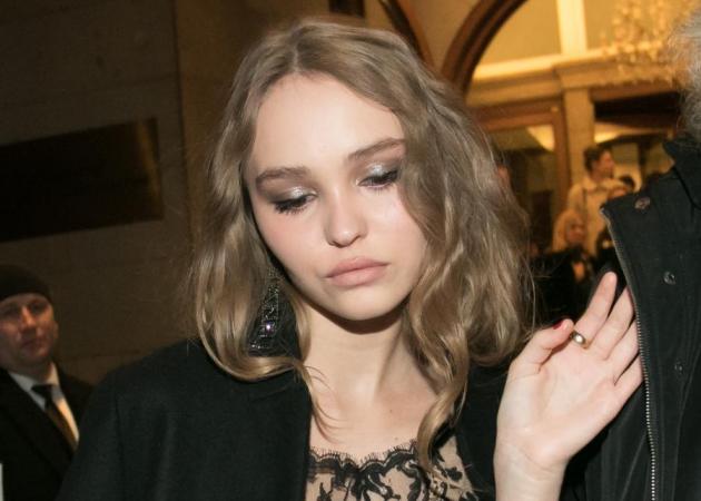 H Lily Rose Depp μόλις φόρεσε το τελειότερο nude κραγιόν και ξέρουμε ποιο είναι!